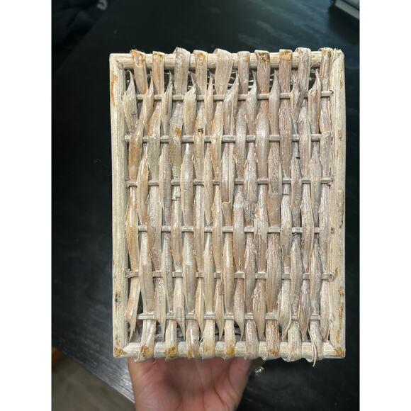 White Woven- Mini Table Top Chest with Lid- 8x6 in some wear- whimsigoth 90s - Picture 7 of 8